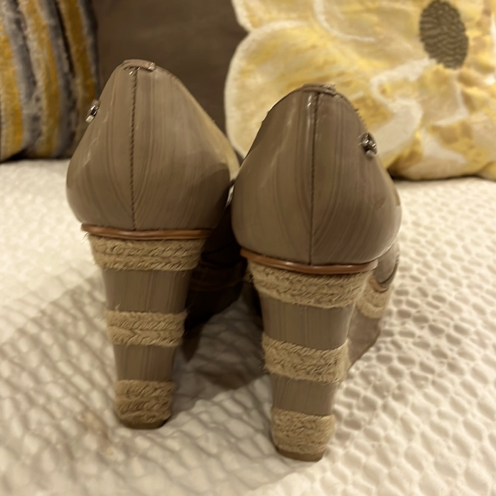 Calvin Klein “Harlo” espadrille wedge peep toe shoes in tan. Size 7 - Picture 3 of 5